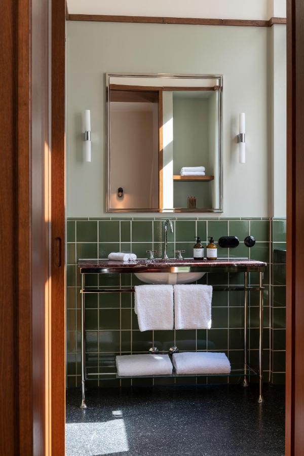 Boutique Hotel Chateau Royal Berlin Eksteriør bilde Bathroom at the Hotel